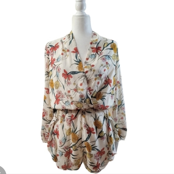 Vici Pants - Vici Romper Shorts Floral Cream Ruffle Flowy Long Sleeve Women Small